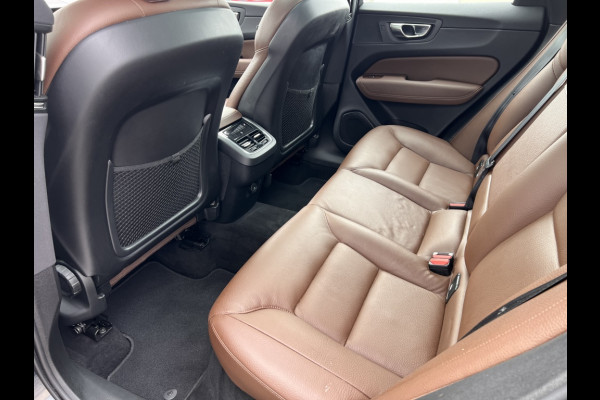 Volvo XC60 2.0 B5 250pk Momentum Exclusive Automaat / Trekhaak / Leder