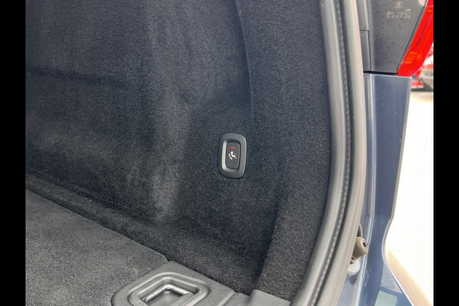 Volvo XC60 2.0 B5 250pk Momentum Exclusive Automaat / Trekhaak / Leder