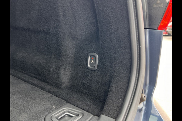 Volvo XC60 2.0 B5 250pk Momentum Exclusive Automaat / Trekhaak / Leder