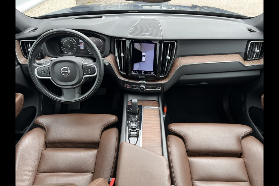 Volvo XC60 2.0 B5 250pk Momentum Exclusive Automaat / Trekhaak / Leder
