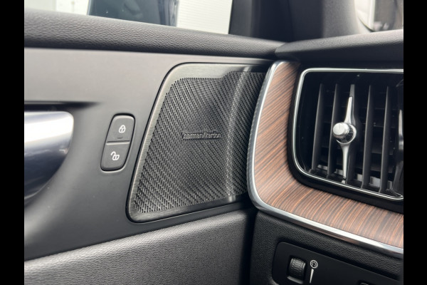 Volvo XC60 2.0 B5 250pk Momentum Exclusive Automaat / Trekhaak / Leder