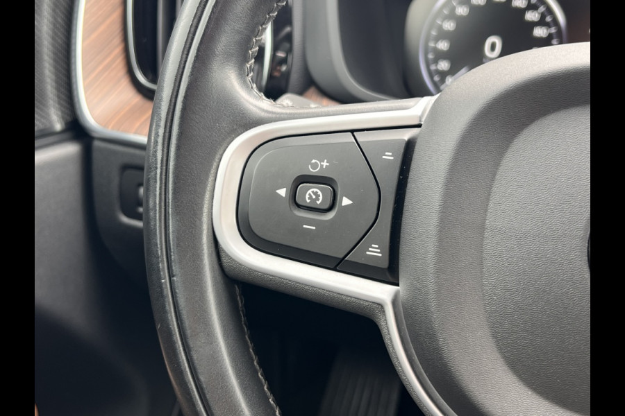 Volvo XC60 2.0 B5 250pk Momentum Exclusive Automaat / Trekhaak / Leder