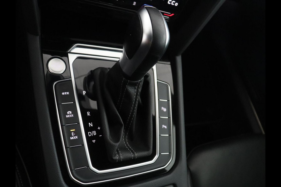 Volkswagen Arteon 1.4 TSI eHybrid R-Line Business+ | SOH 90,1% | Leder | Adaptive cruise | Trekhaak | Dodehoek detectie | Stuur/stoel verwarming | Park assist | Carplay | Full LED