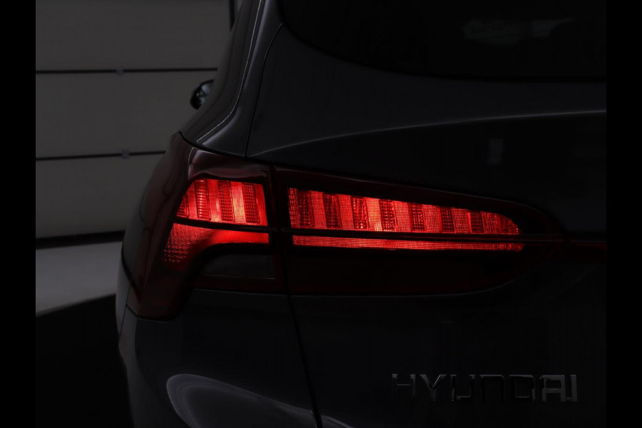Hyundai Santa Fe 1.6 T-GDI HEV Comfort Smart Sky 7p. | Panoramadak | Leder | Adaptive cruise | Dodehoek detectie | Stoelverwarming | KRELL Sound | Trekhaak | Camera | Park assist | Carplay