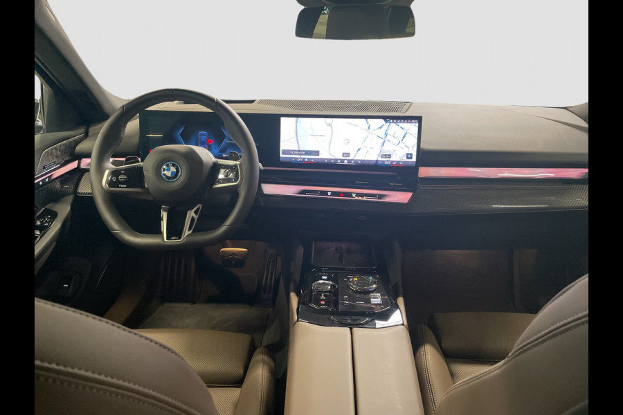 BMW 5 Serie Touring 550e xDrive M-SPORT Pro ** PANO, BRUIN LEDER, TREKH, 21-inch LMV, ADAPT. M-ONDERST. ** 1e EIG - UNGALLFREI - Ex. BMW ** ** INFORMEER OOK NAAR ONZE AANTREKKELIJKE FINANCIAL-LEASE TARIEVEN **