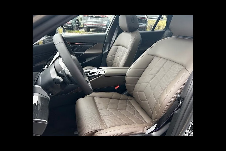 BMW 5 Serie Touring 550e xDrive M-SPORT Pro ** PANO, BRUIN LEDER, TREKH, 21-inch LMV, ADAPT. M-ONDERST. ** 1e EIG - UNGALLFREI - Ex. BMW ** ** INFORMEER OOK NAAR ONZE AANTREKKELIJKE FINANCIAL-LEASE TARIEVEN **