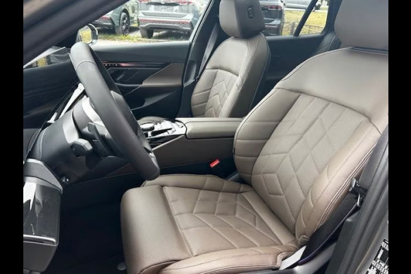 BMW 5 Serie Touring 550e xDrive M-SPORT Pro ** PANO, BRUIN LEDER, TREKH, 21-inch LMV, ADAPT. M-ONDERST. ** 1e EIG - UNGALLFREI - Ex. BMW ** ** INFORMEER OOK NAAR ONZE AANTREKKELIJKE FINANCIAL-LEASE TARIEVEN **