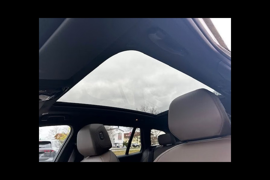 BMW 5 Serie Touring 550e xDrive M-SPORT Pro ** PANO, BRUIN LEDER, TREKH, 21-inch LMV, ADAPT. M-ONDERST. ** 1e EIG - UNGALLFREI - Ex. BMW ** ** INFORMEER OOK NAAR ONZE AANTREKKELIJKE FINANCIAL-LEASE TARIEVEN **