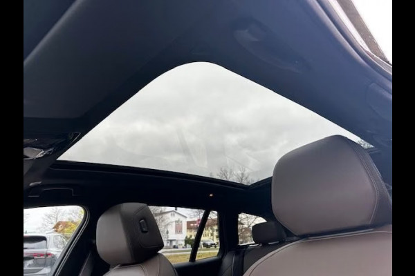 BMW 5 Serie Touring 550e xDrive M-SPORT Pro ** PANO, BRUIN LEDER, TREKH, 21-inch LMV, ADAPT. M-ONDERST. ** 1e EIG - UNGALLFREI - Ex. BMW ** ** INFORMEER OOK NAAR ONZE AANTREKKELIJKE FINANCIAL-LEASE TARIEVEN **