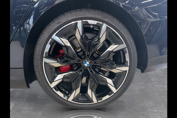 BMW 5 Serie Touring 550e xDrive M-SPORT Pro ** PANO, BRUIN LEDER, TREKH, 21-inch LMV, ADAPT. M-ONDERST. ** 1e EIG - UNGALLFREI - Ex. BMW ** ** INFORMEER OOK NAAR ONZE AANTREKKELIJKE FINANCIAL-LEASE TARIEVEN **