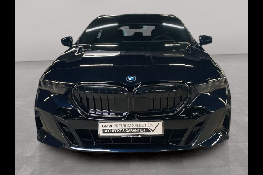 BMW 5 Serie Touring 550e xDrive M-SPORT Pro ** PANO, BRUIN LEDER, TREKH, 21-inch LMV, ADAPT. M-ONDERST. ** 1e EIG - UNGALLFREI - Ex. BMW ** ** INFORMEER OOK NAAR ONZE AANTREKKELIJKE FINANCIAL-LEASE TARIEVEN **