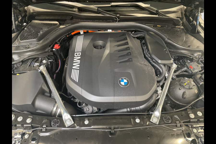 BMW 5 Serie Touring 550e xDrive M-SPORT Pro ** PANO, BRUIN LEDER, TREKH, 21-inch LMV, ADAPT. M-ONDERST. ** 1e EIG - UNGALLFREI - Ex. BMW ** ** INFORMEER OOK NAAR ONZE AANTREKKELIJKE FINANCIAL-LEASE TARIEVEN **