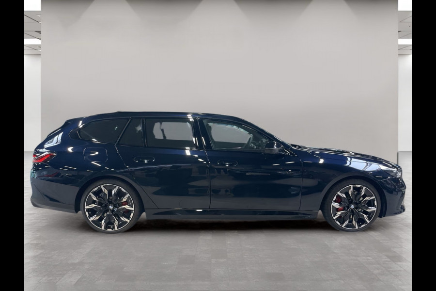 BMW 5 Serie Touring 550e xDrive M-SPORT Pro ** PANO, BRUIN LEDER, TREKH, 21-inch LMV, ADAPT. M-ONDERST. ** 1e EIG - UNGALLFREI - Ex. BMW ** ** INFORMEER OOK NAAR ONZE AANTREKKELIJKE FINANCIAL-LEASE TARIEVEN **