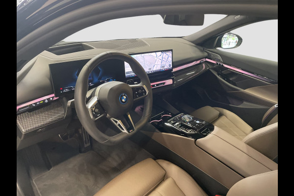 BMW 5 Serie Touring 550e xDrive M-SPORT Pro ** PANO, BRUIN LEDER, TREKH, 21-inch LMV, ADAPT. M-ONDERST. ** 1e EIG - UNGALLFREI - Ex. BMW ** ** INFORMEER OOK NAAR ONZE AANTREKKELIJKE FINANCIAL-LEASE TARIEVEN **