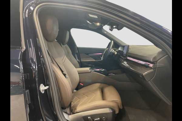 BMW 5 Serie Touring 550e xDrive M-SPORT Pro ** PANO, BRUIN LEDER, TREKH, 21-inch LMV, ADAPT. M-ONDERST. ** 1e EIG - UNGALLFREI - Ex. BMW ** ** INFORMEER OOK NAAR ONZE AANTREKKELIJKE FINANCIAL-LEASE TARIEVEN **