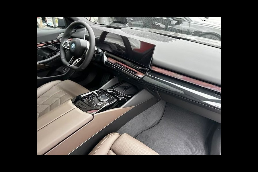 BMW 5 Serie Touring 550e xDrive M-SPORT Pro ** PANO, BRUIN LEDER, TREKH, 21-inch LMV, ADAPT. M-ONDERST. ** 1e EIG - UNGALLFREI - Ex. BMW ** ** INFORMEER OOK NAAR ONZE AANTREKKELIJKE FINANCIAL-LEASE TARIEVEN **