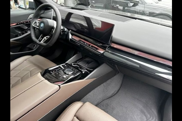 BMW 5 Serie Touring 550e xDrive M-SPORT Pro ** PANO, BRUIN LEDER, TREKH, 21-inch LMV, ADAPT. M-ONDERST. ** 1e EIG - UNGALLFREI - Ex. BMW ** ** INFORMEER OOK NAAR ONZE AANTREKKELIJKE FINANCIAL-LEASE TARIEVEN **