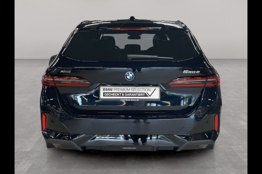 BMW 5 Serie Touring 550e xDrive M-SPORT Pro ** PANO, BRUIN LEDER, TREKH, 21-inch LMV, ADAPT. M-ONDERST. ** 1e EIG - UNGALLFREI - Ex. BMW ** ** INFORMEER OOK NAAR ONZE AANTREKKELIJKE FINANCIAL-LEASE TARIEVEN **