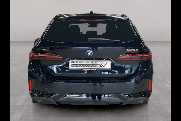 BMW 5 Serie Touring 550e xDrive M-SPORT Pro ** PANO, BRUIN LEDER, TREKH, 21-inch LMV, ADAPT. M-ONDERST. ** 1e EIG - UNGALLFREI - Ex. BMW ** ** INFORMEER OOK NAAR ONZE AANTREKKELIJKE FINANCIAL-LEASE TARIEVEN **