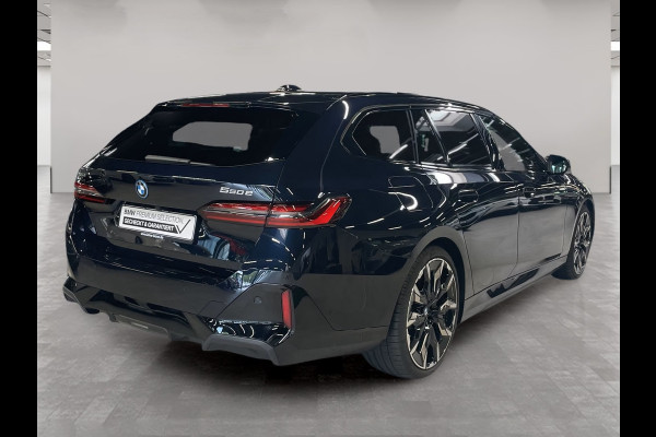 BMW 5 Serie Touring 550e xDrive M-SPORT Pro ** PANO, BRUIN LEDER, TREKH, 21-inch LMV, ADAPT. M-ONDERST. ** 1e EIG - UNGALLFREI - Ex. BMW ** ** INFORMEER OOK NAAR ONZE AANTREKKELIJKE FINANCIAL-LEASE TARIEVEN **
