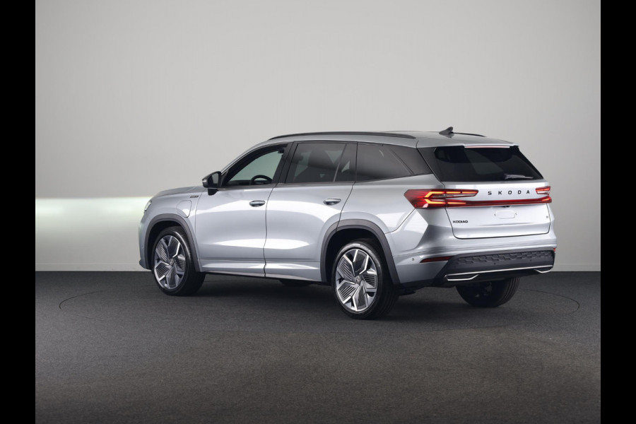 Škoda Kodiaq 1.5 TSI PHEV Sportline Business 204 pk 6 versn. DSG | Comfort Pakket | Panorama Dak | Dynamic Chassis Control Pakket | Head-up display | Parkeer Pakket | Trekhaak | Winter Pakket | Velgen: 20" lichtmetalen velgen Rila aero, antraciet zwart