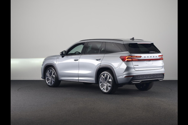 Škoda Kodiaq 1.5 TSI PHEV Sportline Business 204 pk 6 versn. DSG | Comfort Pakket | Panorama Dak | Dynamic Chassis Control Pakket | Head-up display | Parkeer Pakket | Trekhaak | Winter Pakket | Velgen: 20" lichtmetalen velgen Rila aero, antraciet zwart