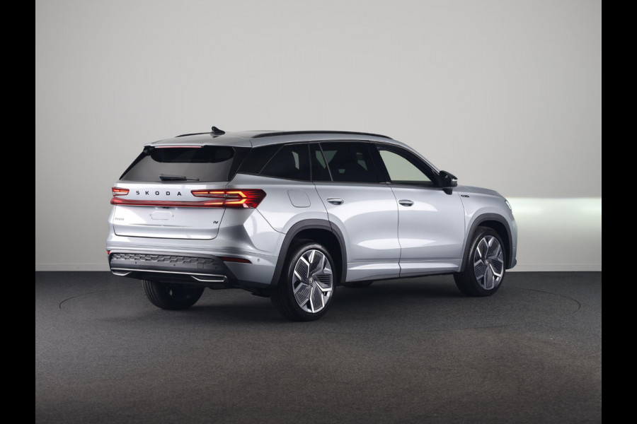 Škoda Kodiaq 1.5 TSI PHEV Sportline Business 204 pk 6 versn. DSG | Comfort Pakket | Panorama Dak | Dynamic Chassis Control Pakket | Head-up display | Parkeer Pakket | Trekhaak | Winter Pakket | Velgen: 20" lichtmetalen velgen Rila aero, antraciet zwart