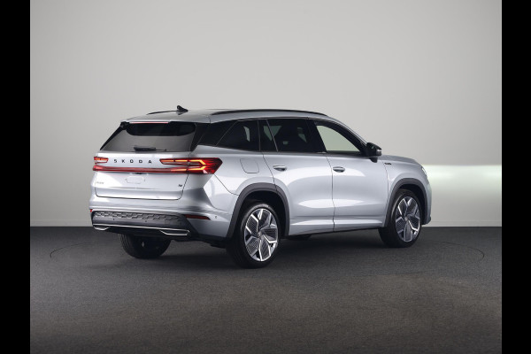 Škoda Kodiaq 1.5 TSI PHEV Sportline Business 204 pk 6 versn. DSG | Comfort Pakket | Panorama Dak | Dynamic Chassis Control Pakket | Head-up display | Parkeer Pakket | Trekhaak | Winter Pakket | Velgen: 20" lichtmetalen velgen Rila aero, antraciet zwart