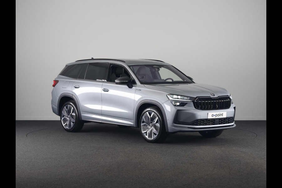 Škoda Kodiaq 1.5 TSI PHEV Sportline Business 204 pk 6 versn. DSG | Comfort Pakket | Panorama Dak | Dynamic Chassis Control Pakket | Head-up display | Parkeer Pakket | Trekhaak | Winter Pakket | Velgen: 20" lichtmetalen velgen Rila aero, antraciet zwart