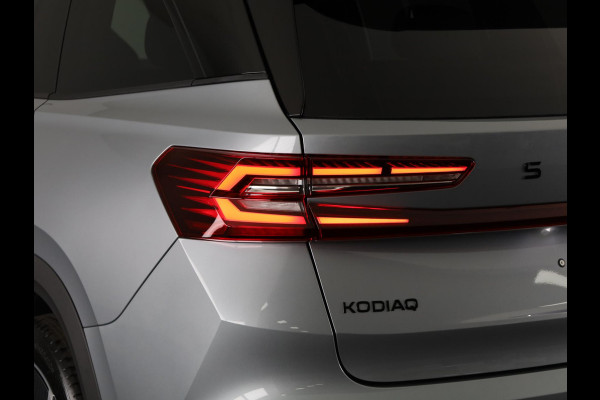 Škoda Kodiaq 1.5 TSI PHEV Sportline Business 204 pk 6 versn. DSG | Comfort Pakket | Panorama Dak | Dynamic Chassis Control Pakket | Head-up display | Parkeer Pakket | Trekhaak | Winter Pakket | Velgen: 20" lichtmetalen velgen Rila aero, antraciet zwart