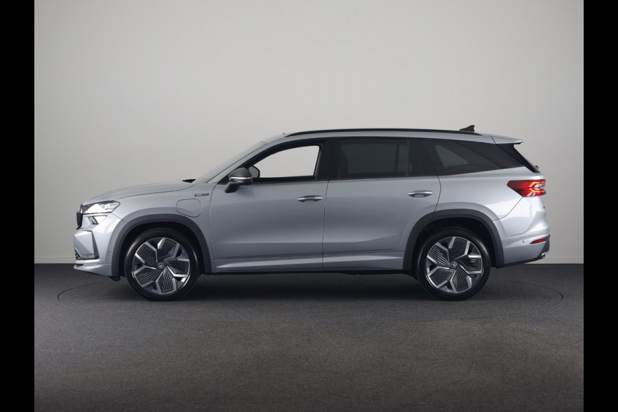 Škoda Kodiaq 1.5 TSI PHEV Sportline Business 204 pk 6 versn. DSG | Comfort Pakket | Panorama Dak | Dynamic Chassis Control Pakket | Head-up display | Parkeer Pakket | Trekhaak | Winter Pakket | Velgen: 20" lichtmetalen velgen Rila aero, antraciet zwart