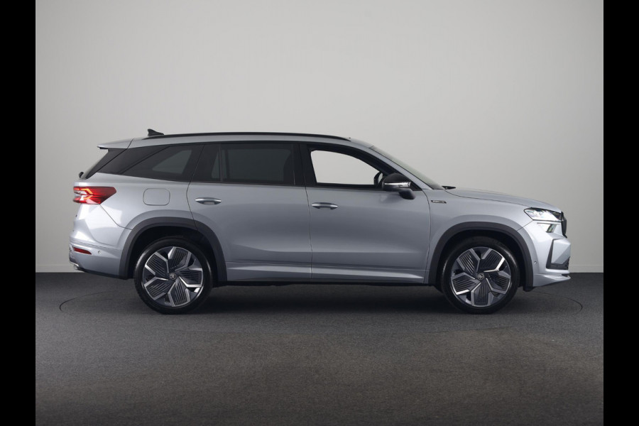 Škoda Kodiaq 1.5 TSI PHEV Sportline Business 204 pk 6 versn. DSG | Comfort Pakket | Panorama Dak | Dynamic Chassis Control Pakket | Head-up display | Parkeer Pakket | Trekhaak | Winter Pakket | Velgen: 20" lichtmetalen velgen Rila aero, antraciet zwart