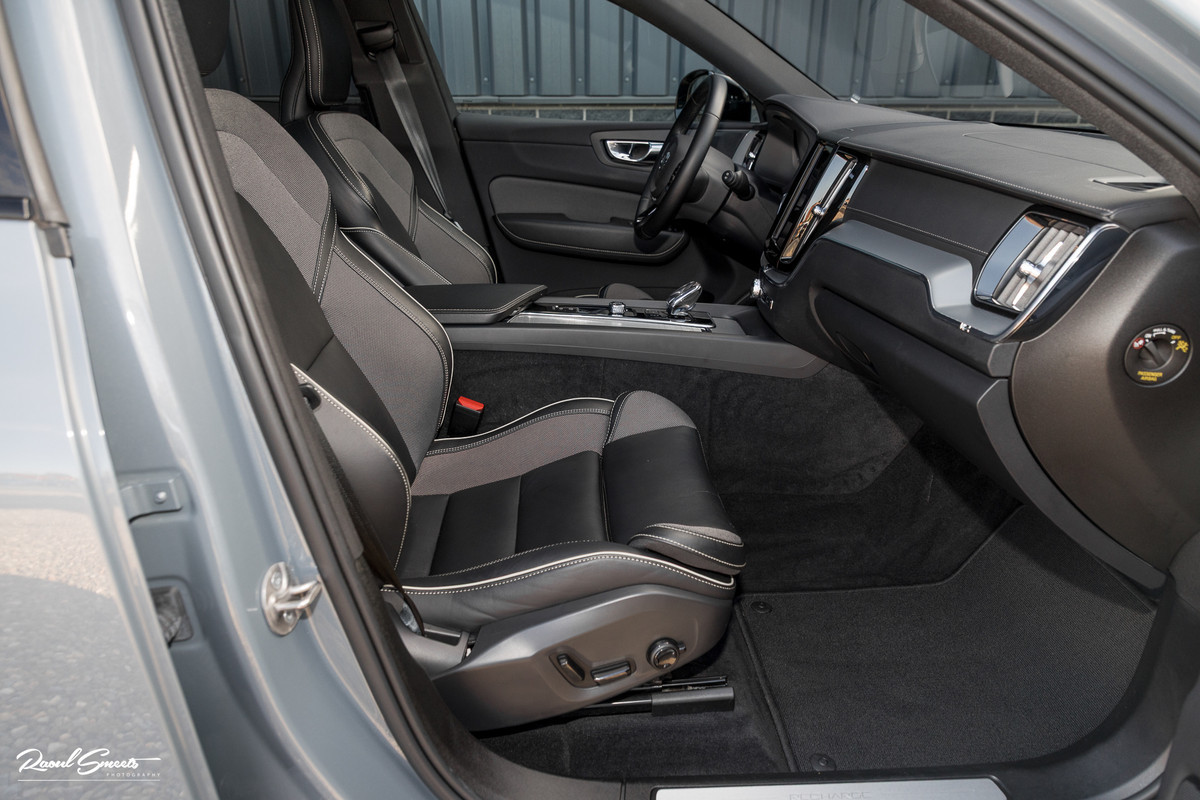 Volvo XC60 2.0 T8 Plug-in hybrid AWD Ultimate Dark Long Range | Zwenkbare trekhaak | Panoramadak | Adaptieve cruise | Memory | Blis | Harman Kardon |
