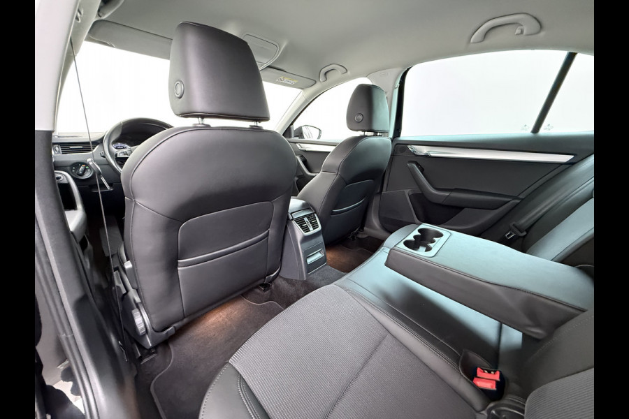 Škoda Octavia 116PK 5Drs Automaat Stoelverwarming Apple Carplay/Android Auto Navi Ecc Bluetooth Cruise Control Pdc Ambition Business Lmv Led Smartlink DSG All Season banden Privacy Glas 1e Eigenaar Dealeronderhouden Origineel Nederlandse Auto