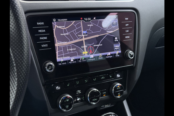 Škoda Octavia 116PK 5Drs Automaat Stoelverwarming Apple Carplay/Android Auto Navi Ecc Bluetooth Cruise Control Pdc Ambition Business Lmv Led Smartlink DSG All Season banden Privacy Glas 1e Eigenaar Dealeronderhouden Origineel Nederlandse Auto
