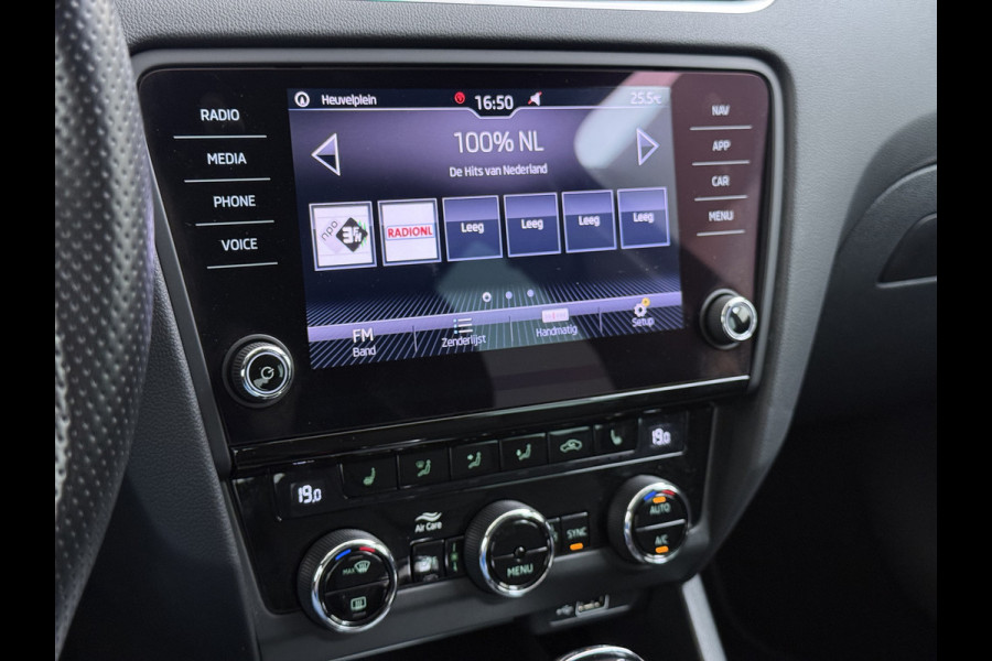 Škoda Octavia 116PK 5Drs Automaat Stoelverwarming Apple Carplay/Android Auto Navi Ecc Bluetooth Cruise Control Pdc Ambition Business Lmv Led Smartlink DSG All Season banden Privacy Glas 1e Eigenaar Dealeronderhouden Origineel Nederlandse Auto