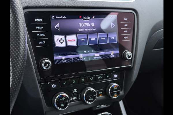 Škoda Octavia 116PK 5Drs Automaat Stoelverwarming Apple Carplay/Android Auto Navi Ecc Bluetooth Cruise Control Pdc Ambition Business Lmv Led Smartlink DSG All Season banden Privacy Glas 1e Eigenaar Dealeronderhouden Origineel Nederlandse Auto