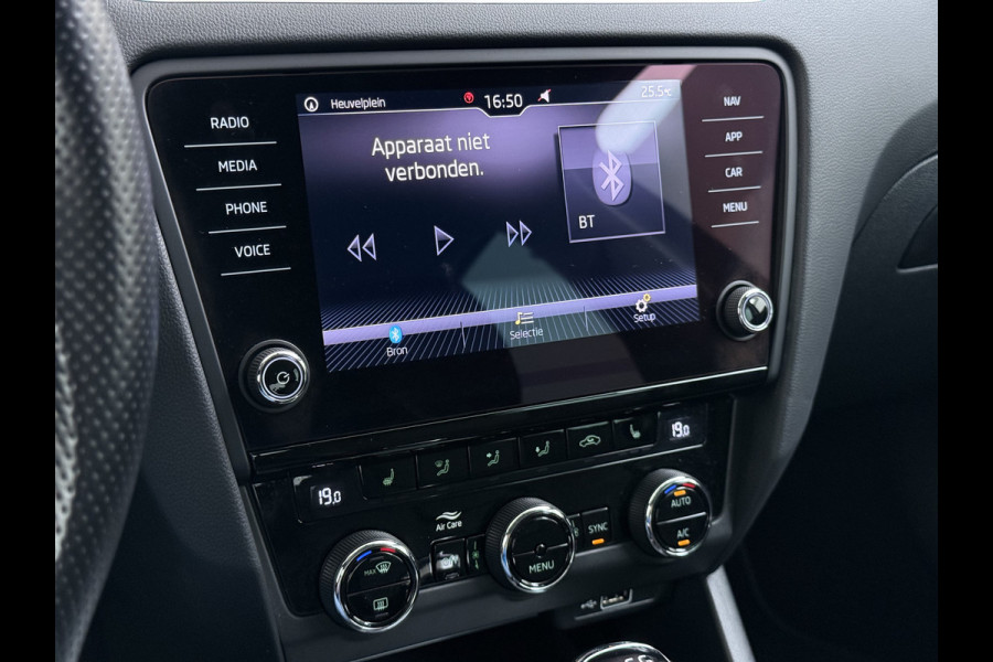 Škoda Octavia 116PK 5Drs Automaat Stoelverwarming Apple Carplay/Android Auto Navi Ecc Bluetooth Cruise Control Pdc Ambition Business Lmv Led Smartlink DSG All Season banden Privacy Glas 1e Eigenaar Dealeronderhouden Origineel Nederlandse Auto