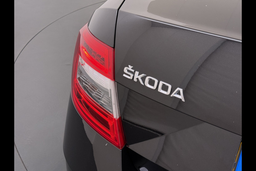 Škoda Octavia 116PK 5Drs Automaat Stoelverwarming Apple Carplay/Android Auto Navi Ecc Bluetooth Cruise Control Pdc Ambition Business Lmv Led Smartlink DSG All Season banden Privacy Glas 1e Eigenaar Dealeronderhouden Origineel Nederlandse Auto