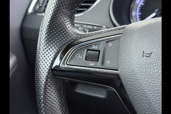 Škoda Octavia 116PK 5Drs Automaat Stoelverwarming Apple Carplay/Android Auto Navi Ecc Bluetooth Cruise Control Pdc Ambition Business Lmv Led Smartlink DSG All Season banden Privacy Glas 1e Eigenaar Dealeronderhouden Origineel Nederlandse Auto