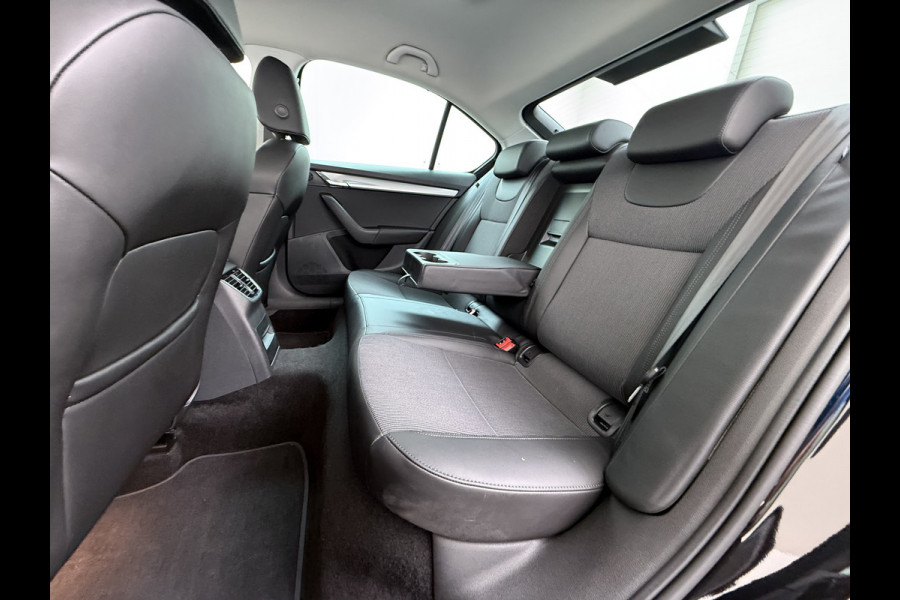 Škoda Octavia 116PK 5Drs Automaat Stoelverwarming Apple Carplay/Android Auto Navi Ecc Bluetooth Cruise Control Pdc Ambition Business Lmv Led Smartlink DSG All Season banden Privacy Glas 1e Eigenaar Dealeronderhouden Origineel Nederlandse Auto