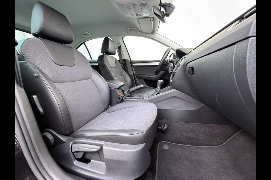 Škoda Octavia 116PK 5Drs Automaat Stoelverwarming Apple Carplay/Android Auto Navi Ecc Bluetooth Cruise Control Pdc Ambition Business Lmv Led Smartlink DSG All Season banden Privacy Glas 1e Eigenaar Dealeronderhouden Origineel Nederlandse Auto