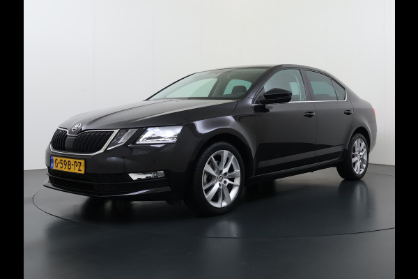 Škoda Octavia 116PK 5Drs Automaat Stoelverwarming Apple Carplay/Android Auto Navi Ecc Bluetooth Cruise Control Pdc Ambition Business Lmv Led Smartlink DSG All Season banden Privacy Glas 1e Eigenaar Dealeronderhouden Origineel Nederlandse Auto