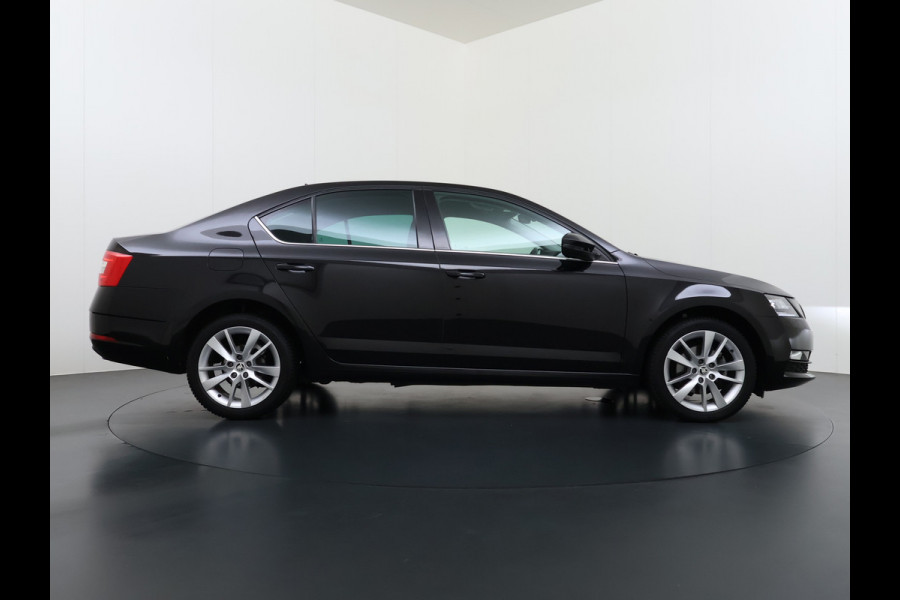 Škoda Octavia 116PK 5Drs Automaat Stoelverwarming Apple Carplay/Android Auto Navi Ecc Bluetooth Cruise Control Pdc Ambition Business Lmv Led Smartlink DSG All Season banden Privacy Glas 1e Eigenaar Dealeronderhouden Origineel Nederlandse Auto