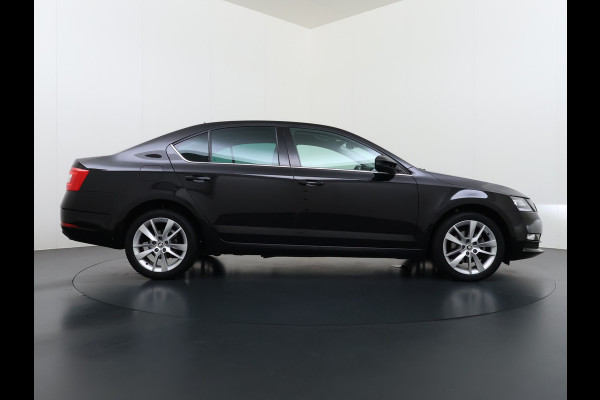 Škoda Octavia 116PK 5Drs Automaat Stoelverwarming Apple Carplay/Android Auto Navi Ecc Bluetooth Cruise Control Pdc Ambition Business Lmv Led Smartlink DSG All Season banden Privacy Glas 1e Eigenaar Dealeronderhouden Origineel Nederlandse Auto