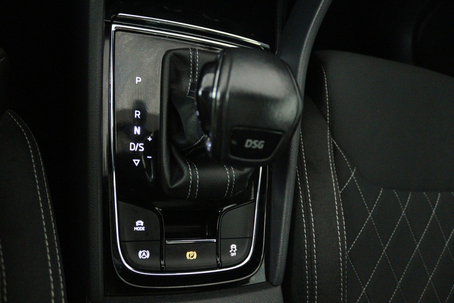 Škoda Karoq 1.5 TSI ACT Sportline Business (PANORAMADAK, TREKHAAK, STOEL/STUUR VERWARMING, CAMERA)
