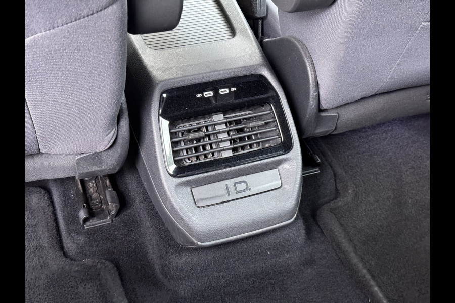 Volkswagen ID.4 82kWh 204PK 90%SOH Trekhaak Adap.Cruise Stoelverwarming Apple Carplay Android Auto Navi Ecc Pdc Privacy Glas Led Isofix DAB Bluetooth All Seasonbanden Voorruitverwarming Wifi 1.000KG Trekgewicht 1e Eigenaar Origineel Nederlandse Auto