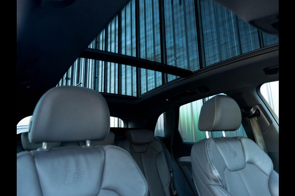 Audi Q5 50 TFSI e S edition | Facelift | Black optic | Panoramadak | Trekhaak | Adaptive cruise control | Camera