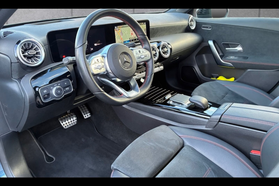 Mercedes-Benz A-Klasse 250e AMG ** NIGHT, MBUX+, PANO, TREKH, HuD, 2-Zone CLIMA, 19-inch LMV,  ** 1e EIG - UNFALLFREI ** ** INFORMEER OOK NAAR ONZE AANTREKKELIJKE FINANCIAL-LEASE TARIEVEN **