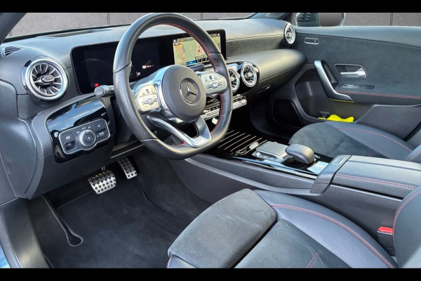 Mercedes-Benz A-Klasse 250e AMG ** NIGHT, MBUX+, PANO, TREKH, HuD, 2-Zone CLIMA, 19-inch LMV,  ** 1e EIG - UNFALLFREI ** ** INFORMEER OOK NAAR ONZE AANTREKKELIJKE FINANCIAL-LEASE TARIEVEN **